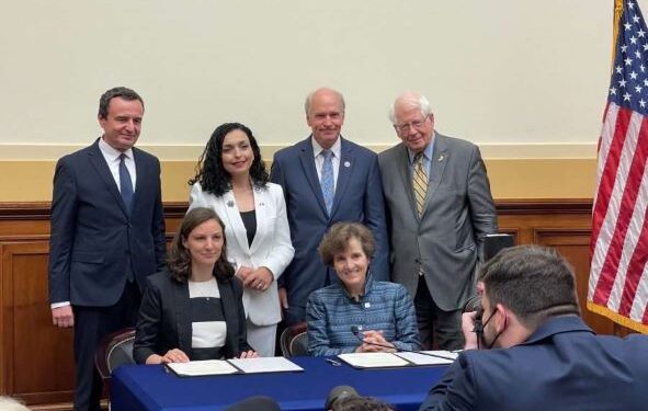 Kosova firmos marrëveshjen me MCC-në, Osmani e Kurti e quajnë historike