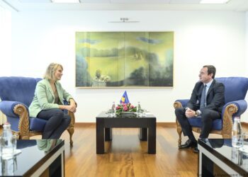 Kryeministri Kurti priti në takim Drejtoren ekzekutive të Shoqatës Kombëtare të Familjeve Ushtarake, znj.Besa Tafilaj Pinchotti