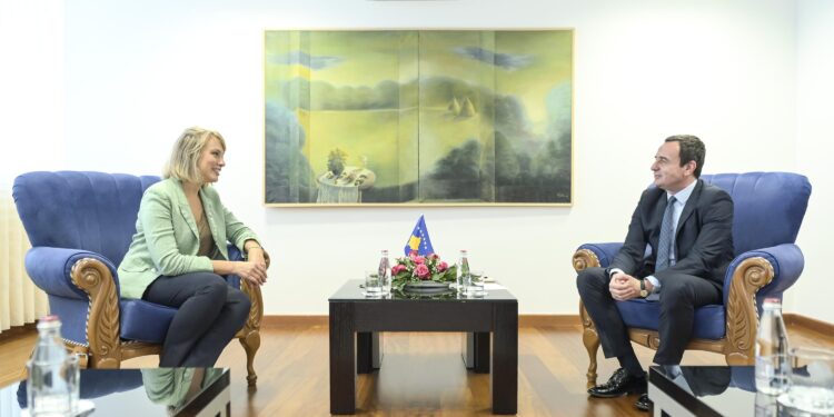 Kryeministri Kurti priti në takim Drejtoren ekzekutive të Shoqatës Kombëtare të Familjeve Ushtarake, znj.Besa Tafilaj Pinchotti