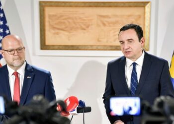 Ambasadori amerikan: Vendimet për reciprocitet ishin të koordinuara me komunitetin ndërkombëtar, mirëpresim pezullimin e përkohshëm të tyre