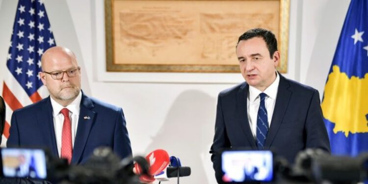 Ambasadori amerikan: Vendimet për reciprocitet ishin të koordinuara me komunitetin ndërkombëtar, mirëpresim pezullimin e përkohshëm të tyre