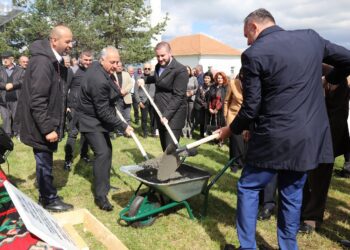 Nga autostrada Sarajevë – Prishtinë dikur e premtuar, sanxhakasit duhet të kënaqën me “Sahat kullën e Peshterit”