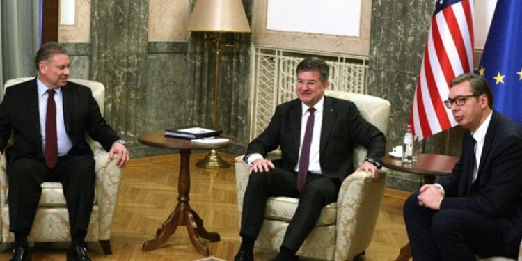 Escobar ja “mbledh” Vuçiqit: Nuk do ketë ushtri serbe në Kosovë, hiqni barrikadat