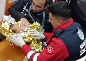 Pas 90 orësh nën rrënoja, foshnja 10 ditëshe nxirret e gjallë|Video