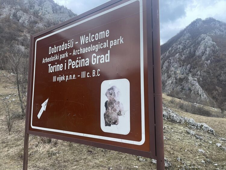 KËRKIME NGA KOSOVA NË BIHOR: VËLLEZËRIT BAJRAKTARI GJETËN VARRIN E GJYSHIT TË TYRE QË RA DËSHMOR PARA  80 VITEVE