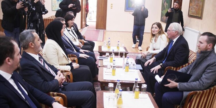 Ambasadori Hill konfirmoi se kishte shqetësime për Sanxhakun në Dejton