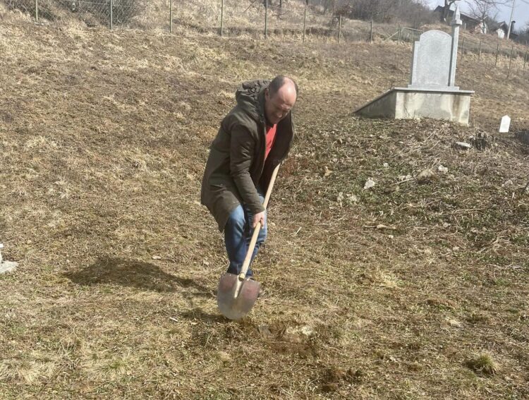 KËRKIME NGA KOSOVA NË BIHOR: VËLLEZËRIT BAJRAKTARI GJETËN VARRIN E GJYSHIT TË TYRE QË RA DËSHMOR PARA  80 VITEVE