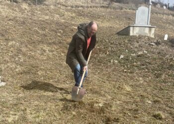 KËRKIME NGA KOSOVA NË BIHOR: VËLLEZËRIT BAJRAKTARI GJETËN VARRIN E GJYSHIT TË TYRE QË RA DËSHMOR PARA  80 VITEVE