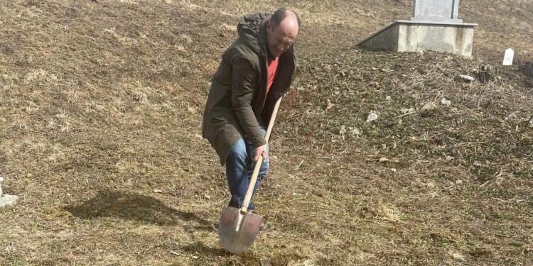 KËRKIME NGA KOSOVA NË BIHOR: VËLLEZËRIT BAJRAKTARI GJETËN VARRIN E GJYSHIT TË TYRE QË RA DËSHMOR PARA 80 VITEVE