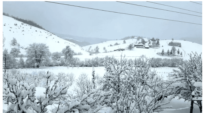 20 centimetra borë në Peshter nuk është befasi për ditët e para të prillit