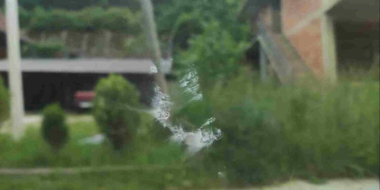 Sulmohet vetura me ekipin e REL-it në Zubin Potok