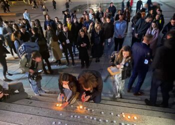 Në Prishtinë ndizen qirinj për nxënësit e vrarë në Beograd