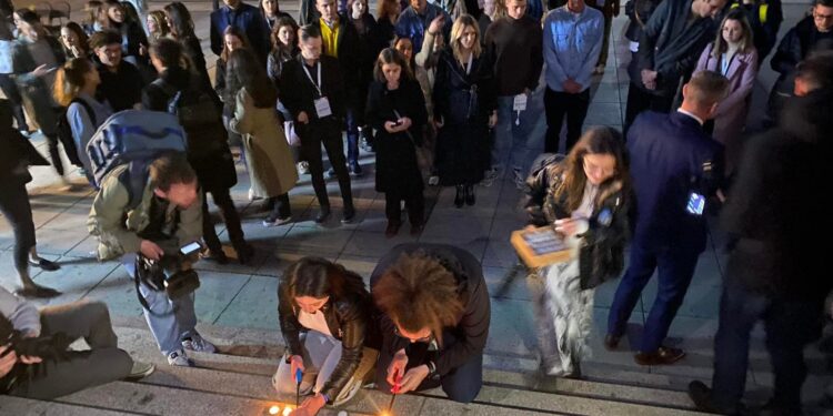 Në Prishtinë ndizen qirinj për nxënësit e vrarë në Beograd