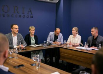 Në Gjilan mbahet tryezë diskutimi lidhur me problematikën e qytetarëve të dëbuar nga Lugina e Preshevës