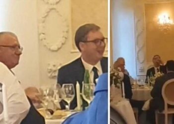 Në dasmën e djalit të Sheshelit, Vuçiq është argëtuar me këngë për vojvodën Pavle Gjurishiq  (VIDEO)