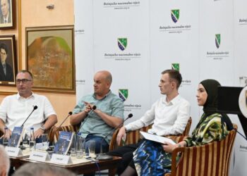 Në Novi Pazar u promovua i libri “Nga Srebrenica te drita në fund të tunelit” dhe ekspozita “Tregime nga Srebrenica”.