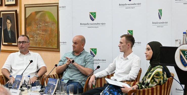 Në Novi Pazar u promovua i libri “Nga Srebrenica te drita në fund të tunelit” dhe ekspozita “Tregime nga Srebrenica”.