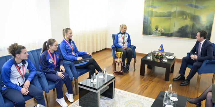 Kryeministri Kurti mirëpriti karateistet e Kosovës, fituese të medaljes së bronztë në Kampionatin Botëror të Karatesë