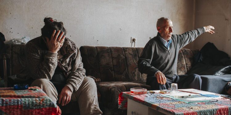Ferizi e Mehremja, mbijetojnë me pensionin e Ferizit prej 100 eurosh. Fotografia: Qëndresa Kastrati.