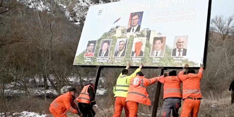 Uklonjeni bilbordi sa slikama Putina i Vučića na sjeveru Kosova (VIDEO)