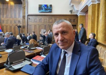 Kamberi: Paralajmërimi i Serbisë për shërbimin e detyrueshëm ushtarak duhet të refuzohet nga shqiptarët e Luginës