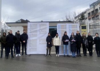 Studentët protestuan para Zyrës së BE-së në Prishtinë, përmendin vështirësitë e shqiptarëve në institucione të Serbisë