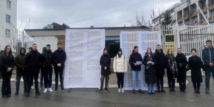 Studentët protestuan para Zyrës së BE-së në Prishtinë, përmendin vështirësitë e shqiptarëve në institucione të Serbisë