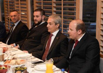 Ambasada e Republikës së Turqisë në Beograd arrin për herë të parë t’i tuboj në ifatarë të gjithë përfaqësuesit politikë dhe fetarë të Sanxhakut!