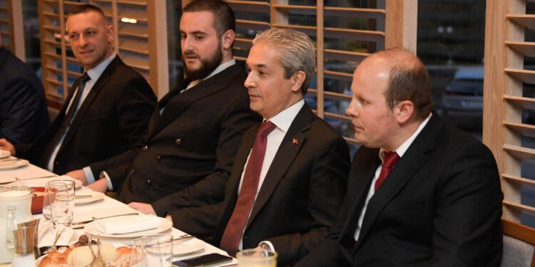 Ambasada e Republikës së Turqisë në Beograd arrin për herë të parë t’i tuboj në ifatarë të gjithë përfaqësuesit politikë dhe fetarë të Sanxhakut!