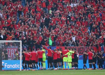 Jashtë fushës dhe në shkallët e stadiumeve sikur ishim vendas