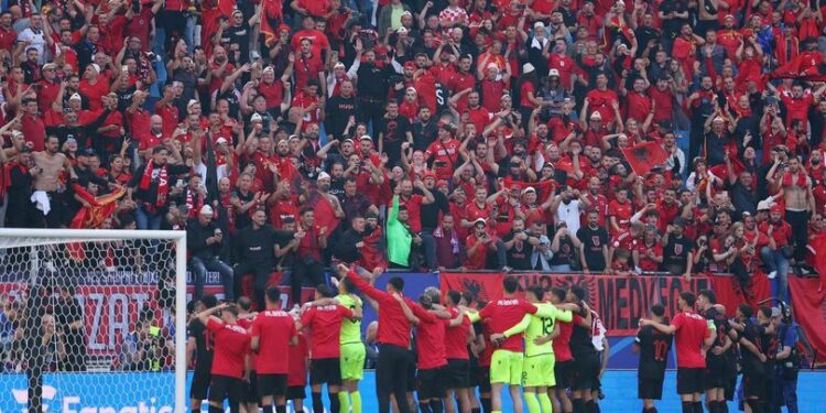 Jashtë fushës dhe në shkallët e stadiumeve sikur ishim vendas
