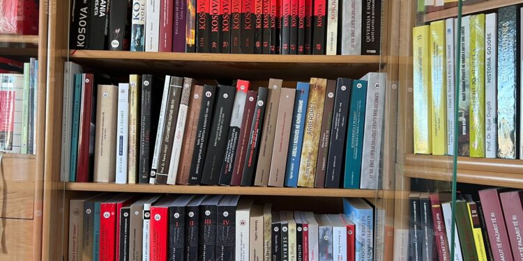 Instituti i Historisë “Ali Hadri” – Prishtinë dhuroi 75 tituj të veprave të botuara, për shoqatën “Kosova për Sanxhakun”