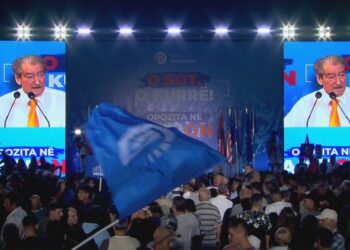 Opozita protestë kundër Ramës, Berisha kërkon qeveri teknike, turma sulmon kryeministrinë dhe bashkinë me molotov