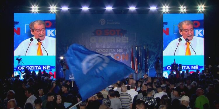 Opozita protestë kundër Ramës, Berisha kërkon qeveri teknike, turma sulmon kryeministrinë dhe bashkinë me molotov