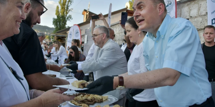 Visoki predstavnik za Bošnjake: Otima im politička prava pa dijeli ćevape