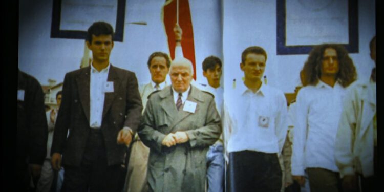 Kalendar-Kosova në 1 Tetor 1997, protesta në mbrojtje arsimit shqip