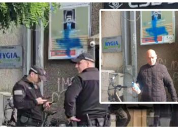 Vizatohet  kryq mbi pllakën përkujtimore të Aqif Efendi Blytës në qendër të qytetit të Pazarit të Ri