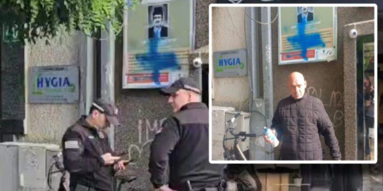 Vizatohet kryq mbi pllakën përkujtimore të Aqif Efendi Blytës në qendër të qytetit të Pazarit të Ri