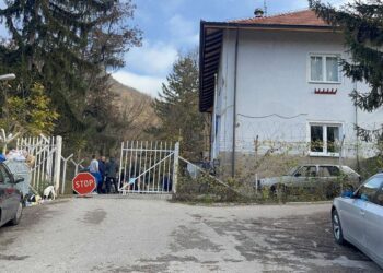 Zvečan: U dvorište policijske stanice bačene dvije ručne bombe