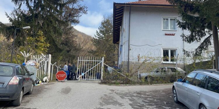 Zvečan: U dvorište policijske stanice bačene dvije ručne bombe