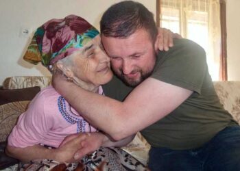 Pas 40 vitesh ndarje: Faruk Berisha takohet me nënën në një përqafim që preku gjithë Sanxhakun (video)