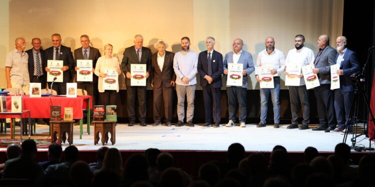 NË ROZHJË PROMOVOHET VËLLIMI I SHTATË I “LIBRIT TË BARDHË TË VIKTIMAVE TË SANXHAKUT” – NDARJA E PLAKETËS SË ARTË PËR ISMET AZIZIN