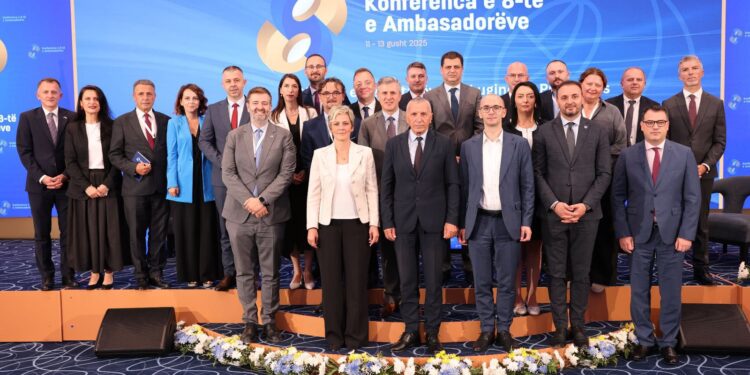 𝐊𝐨𝐧𝐟𝐞𝐫𝐞𝐧𝐜𝐚 𝐞 𝟖-𝐭𝐞̈ 𝐞 𝐀𝐦𝐛𝐚𝐬𝐚𝐝𝐨𝐫𝐞̈𝐯𝐞 – 𝐋𝐮𝐠𝐢𝐧𝐚 𝐞 𝐏𝐫𝐞𝐬𝐡𝐞𝐯𝐞̈𝐬 𝐧𝐞̈ 𝐟𝐨𝐤𝐮𝐬