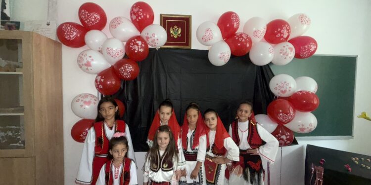 Shkolla shqipe në Dacaj kremton Ditën e shkollës!