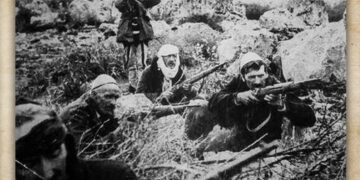 Shaban Polluzha shtrirë. Pra tij i biri Mustafa