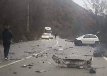 Aksident i rëndë në rrugën Leposaviq – Prishtina: Shoferi i një Citroen përplas një kamion nga Novi Pazari