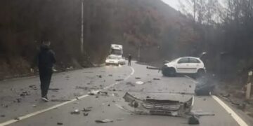 Aksident i rëndë në rrugën Leposaviq – Prishtina: Shoferi i një Citroen përplas një kamion nga Novi Pazari