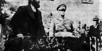 Komandanti çetnik Pavle Gjurishiq duke mbajtur një fjalim para çetnikëve në prani të gjeneralit Pirzio Biroli, guvernator italian i Malit të Zi, në nëntor 1942.