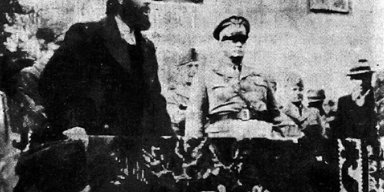 Komandanti çetnik Pavle Gjurishiç duke mbajtur një fjalim para çetnikëve në prani të gjeneralit Pirzio Biroli, guvernator italian i Malit të Zi, në nëntor 1942.