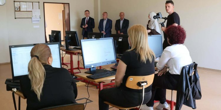Ministri Hoti vizitoi Qendrën e Aftësimit Profesional në Mitrovicë